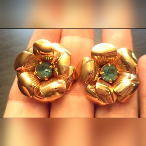 Vintage Coro Goldtone Flowers w Blue Rhinestone Screwback - Picture 1 of 3